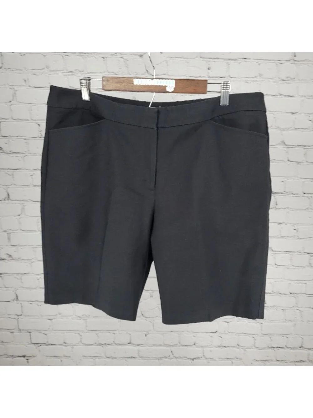 Chico's Black High Rise Stretch Slash Pockets Chino Shorts 3 US 16 (38x9)